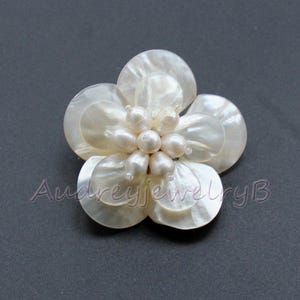Ivory white pearl & white shell flower brooch, pearl brooch,shell brooch,flower brooch,wedding party,bridesmaid gift,pearl jewelry.