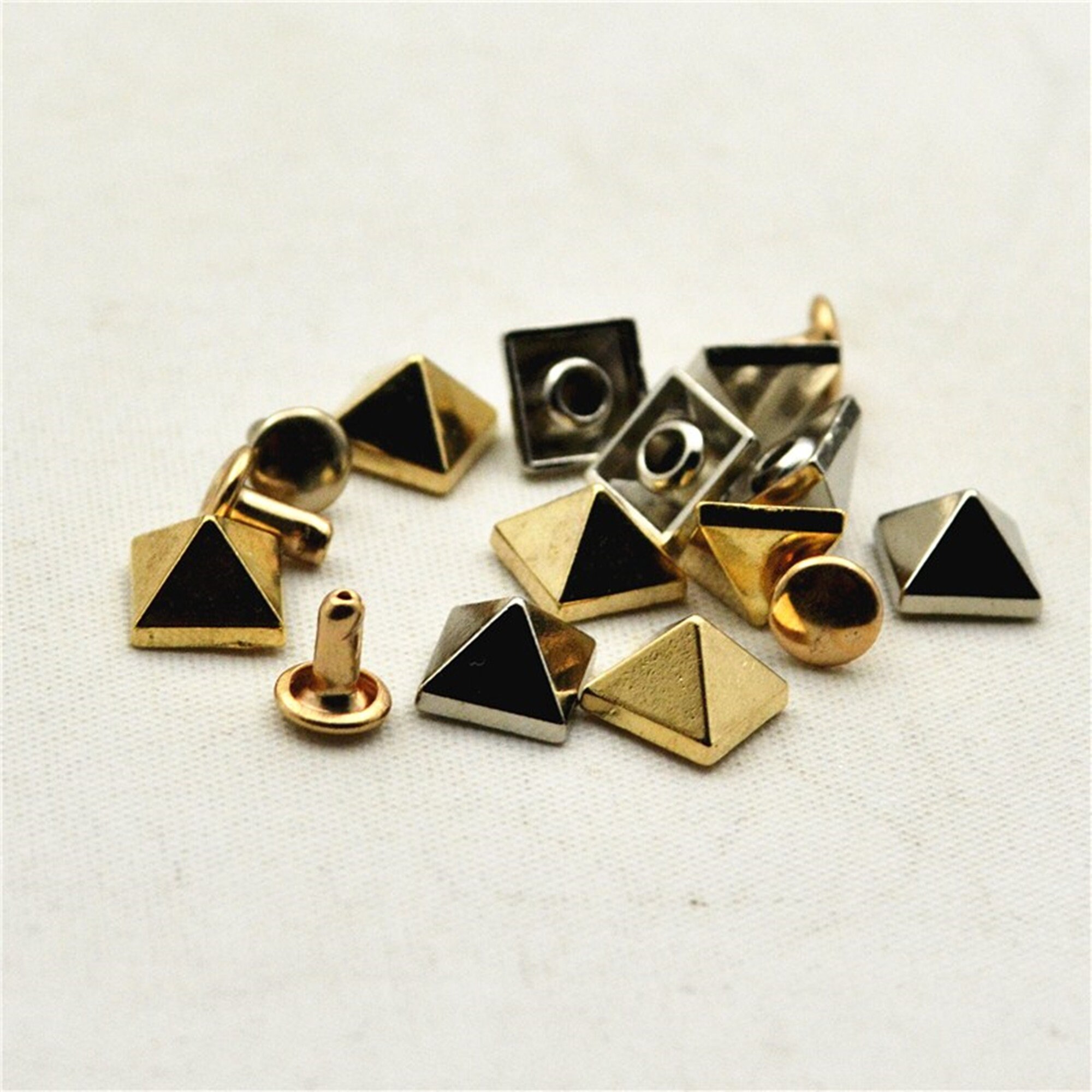 Micro Traders Lot de 200 rivets pyramidaux carrés pour loisirs créatifs, punk, fantaisie, bijoux, accessoires, argent, 8 x 8 mm