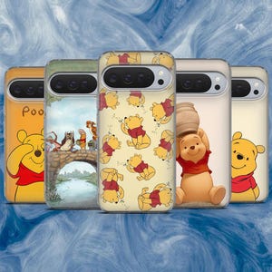 Könnte beinhalten: Fünf Handyhüllen mit Winnie-Puuh-Designs. Die Hüllen zeigen verschiedene Bilder des Bären, darunter Puuh mit einem Honigtopf und andere Charaktere. Die Hüllen haben einen gelben, beigen und transparenten Hintergrund.