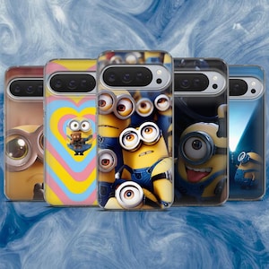 Puede incluir: Cinco fundas para teléfono con personajes de Minions. Las fundas muestran varios diseños, incluyendo primeros planos de las caras de los Minions y un patrón en forma de corazón. Las fundas están en fila, mostrando los diferentes diseños.
