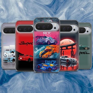 Puede incluir: Una colección de fundas para teléfonos con diseños de coches. Las fundas muestran varios modelos de coches en colores vibrantes, incluyendo rojo, azul y naranja. Algunas fundas tienen el nombre de la marca del coche, como "Supra" y "BRZ". Las fundas están dispuestas en fila.