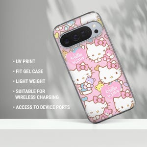 Puede incluir: Una funda transparente para tel&eacute;fono con un dise&ntilde;o rosa que presenta personajes de Hello Kitty y ositos de peluche. La funda tiene impresi&oacute;n UV, es ligera y apta para carga inal&aacute;mbrica. El texto "Hello Kitty" es visible.