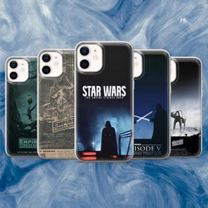 Op de afbeelding: Een verzameling telefoonhoesjes met ontwerpen uit de Star Wars-film, "The Empire Strikes Back". De hoesjes tonen filmposters en iconische scènes met tekst als "Star Wars" en "Empire Strikes Back".