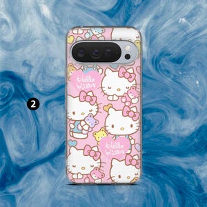 Puede incluir: Una funda de tel&eacute;fono rosa con un patr&oacute;n repetido de personajes de Hello Kitty, lazos y ositos de peluche. La funda tiene un borde transparente y un recorte para la c&aacute;mara. Las palabras "Hello Kitty" est&aacute;n escritas en dise&ntilde;os en forma de coraz&oacute;n rosa.