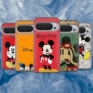 Puede incluir: Cinco fundas para teléfono con diseños de Mickey Mouse. Las fundas tienen un borde transparente y fondos rojos, naranjas y de estilo cómic. Mickey Mouse se representa en varias poses.