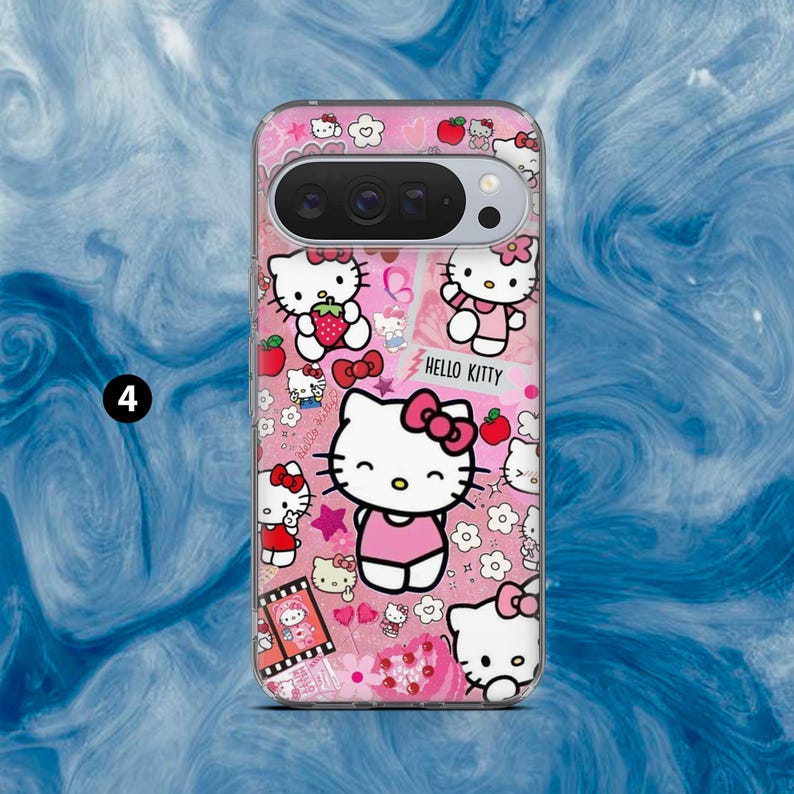 Puede incluir: Una funda de tel&eacute;fono rosa con m&uacute;ltiples ilustraciones del personaje Hello Kitty con lazos, fresas y flores. La funda tiene la inscripci&oacute;n "Hello Kitty". La funda est&aacute; dise&ntilde;ada para un tel&eacute;fono con una barra de c&aacute;mara.