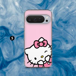 Puede incluir: Funda de tel&eacute;fono rosa con dise&ntilde;o de Hello Kitty. La funda tiene un borde transparente y un fondo rosa. El gr&aacute;fico de Hello Kitty incluye un lazo rosa y est&aacute; gui&ntilde;ando un ojo. La funda del tel&eacute;fono tiene un recorte para la c&aacute;mara.
