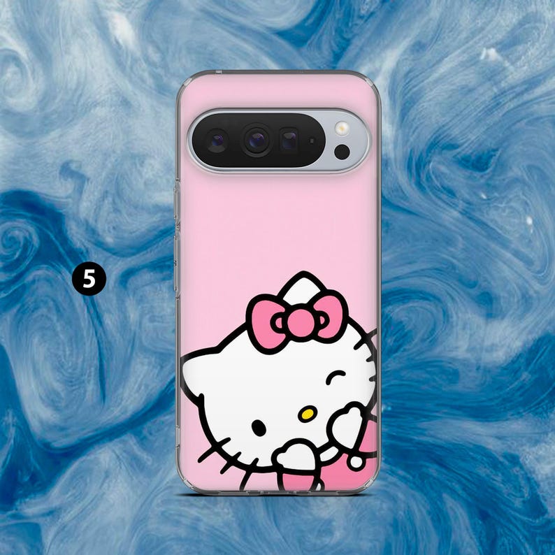 Puede incluir: Funda de tel&eacute;fono rosa con dise&ntilde;o de Hello Kitty. La funda tiene un borde transparente y un fondo rosa. El gr&aacute;fico de Hello Kitty incluye un lazo rosa y est&aacute; gui&ntilde;ando un ojo. La funda del tel&eacute;fono tiene un recorte para la c&aacute;mara.