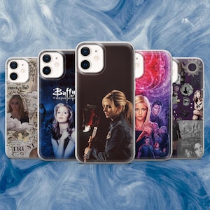 Puede incluir: Una colección de cinco fundas para teléfono con imágenes de personajes de la serie de televisión "Buffy the Vampire Slayer". Las fundas muestran varias escenas y retratos de personajes, con una cubierta protectora transparente.