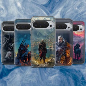 Op de afbeelding: Een verzameling van vijf telefoonhoesjes met fantasy-kunst. Elk hoesje toont een andere scène met personages en landschappen in blauwe, bruine en rode tinten. De hoesjes zijn gemaakt van transparant plastic en hebben een glanzende afwerking.