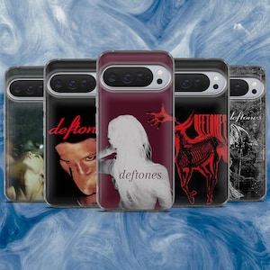 Könnte beinhalten: Fünf Handyhüllen mit verschiedenen Designs, die Albumcover und den Bandnamen "Deftones" zeigen. Die Hüllen verwenden eine Vielzahl von Farben, darunter Rot, Schwarz und Weiß. Die Hüllen bestehen aus einem transparenten Material.