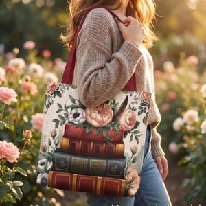 Gebloemde stapel boekentas | Donkere academische esthetiek | Vintage bibliotheekcadeau voor boekenliefhebber, leraar en bibliothecaris | Canvas shopper van Cottagecore