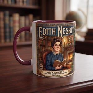 Op de afbeelding: Een witte keramische mok met een donkerpaars handvat en een illustratie van Edith Nesbit die in een bibliotheek leest. De tekst luidt Edith Nesbit, Author & Creator of Beloved Children's Stories (1858-1924) in een decoratief kader.