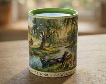 『たのしい川べ』文学マグカップ、ヒキガエル、モグラ、ラッティのイラスト入り、本好きや読書家への完璧な贈り物、ヒキガエルの館のヒキガエルと仲間たち