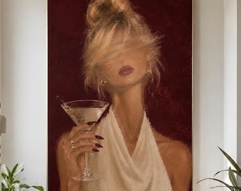Puede incluir: Un gran cuadro rectangular de pared que muestra la pintura de una persona con cabello rubio en un moño alto, vistiendo un top blanco con cuello halter y sosteniendo una copa de martini. El fondo es de un color rojo oscuro sólido y el rostro está parcialmente oculto.