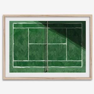 Puede incluir: Una impresión enmarcada de una cancha de tenis, vista desde arriba. La cancha es verde con líneas blancas, una red y una sombra en un lado. El marco es marrón claro.