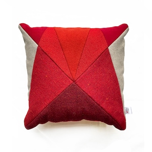 Op de afbeelding: Rood en wit geometrisch patroon kussen met een subtiele textuur. Het kussen is gemaakt van een zachte, comfortabele stof en heeft een verborgen rits.