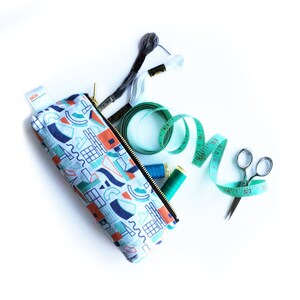 Étui à crayons FMG x DCA &#39;Outline shapes&#39; Blanc avec rouge, marine et turquoise