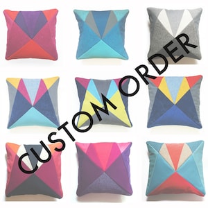 Könnte beinhalten: Neun bunte geometrische Muster-Kissen mit weißem Hintergrund. Die Kissen sind in drei Reihen zu je drei angeordnet. Der Text "CUSTOM ORDER" ist über das Bild gelegt.