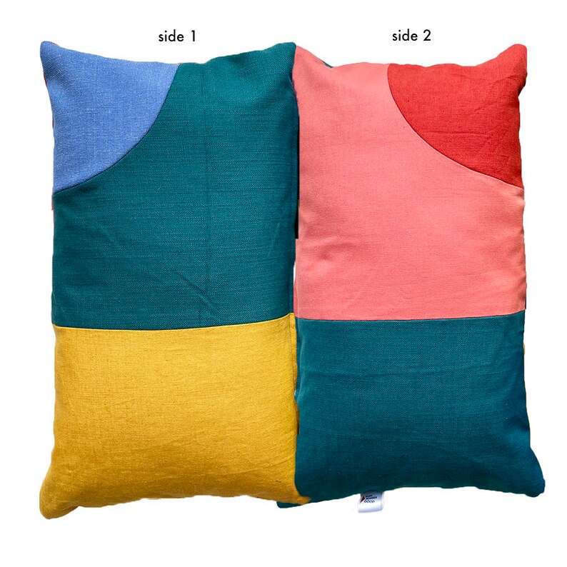 Peut inclure: Un oreiller double face avec un motif g&eacute;om&eacute;trique. Un c&ocirc;t&eacute; pr&eacute;sente un sch&eacute;ma de couleurs bleu, vert et jaune, tandis que l'autre c&ocirc;t&eacute; pr&eacute;sente un sch&eacute;ma de couleurs rose, rouge et vert. L'oreiller est fait d'un tissu doux et textur&eacute;.