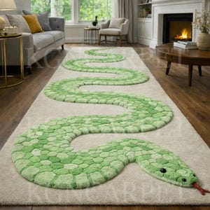 Puede incluir: Una alfombra rectangular larga con un diseño de serpiente verde. El cuerpo de la serpiente tiene un patrón texturizado, tipo mosaico, en tonos verdes. La cabeza de la serpiente tiene ojos negros y una lengua roja. La alfombra está sobre un fondo de color neutro.