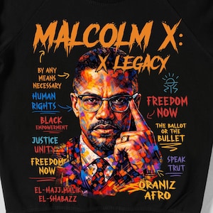 Puede incluir: Sudadera negra con un retrato colorido de Malcolm X y el texto "Malcolm X: X Legacy". El diseño incluye frases como "Freedom Now", "Human Rights" y "Justice Unity". El gráfico es vibrante con tonos naranja, azul y amarillo.