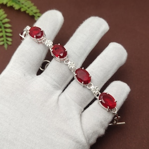 Handgjort armband med rubinplätering i sterlingsilver, smycken med röd ädelsten och blomma, present till decembers födelsesten för kärlek ~