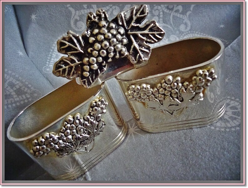 Napkin Holders /& SP Card Holders Divine Dining Set of Four Vintage Silver Plate Grape Vine Place Card Holders and Napkin Rings