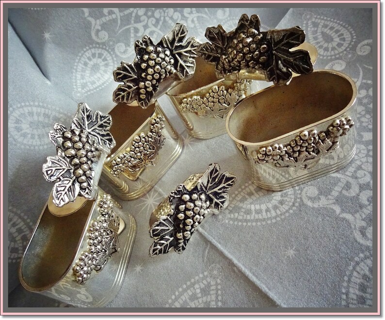 Napkin Holders /& SP Card Holders Divine Dining Set of Four Vintage Silver Plate Grape Vine Place Card Holders and Napkin Rings