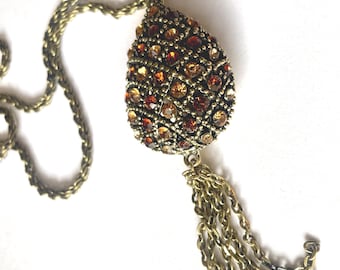 Un collar con colgante de piña de mediados de siglo