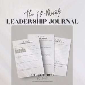 Könnte beinhalten: Drei weiße Papierjournale mit dem Text "The 10-Minute LEADERSHIP JOURNAL" werden auf einem hellgrauen Hintergrund angezeigt. Die Journale enthalten Aufforderungen zur Reflexion und sind mit "Structured by Auke" beschriftet.