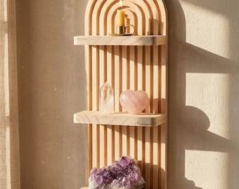 Bågkristalldisplay: Naturlig trähylla med spirituellt utseende för meditation, bohemiskt hem och häxigt hem.