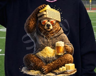 Urso retrô engraçado com chapéu de ralador de queijo PNG, design de sublimação para fã de Chicago, estampa para camiseta de dia de jogo, presente para fã de futebol americano de Chicago