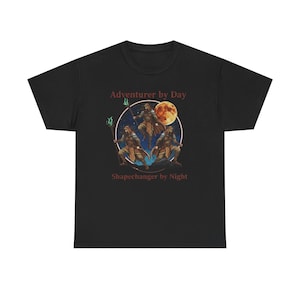 Abenteurer bei Tag, Gestaltwandler bei Nacht 3 Wolf Mond Stil DND RPG Druid Themed T-Shirt. Großartiges Geschenk für den Druiden in deiner Gruppe!