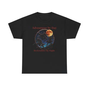 Abenteurer bei Tag, Verräter bei Nacht 3 Wolfsmond Stil DND RPG Schurke Themed T-Shirt. Tolles Geschenk für den Schurke in eurer Group!