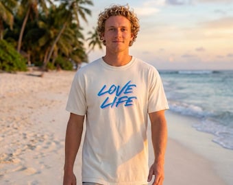 Camiseta gráfica Love Life, camiseta minimalista con tipografía inspiradora.