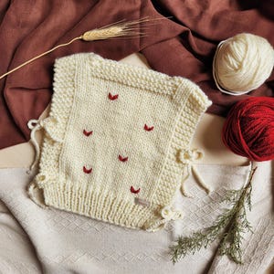 Handgebreide babykleertjes - met de hand geborduurd - 9 tot 12 maanden