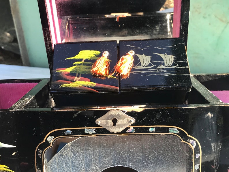 Vintage Chinese laquer vanity box 1950\u2019s