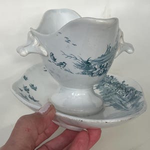 Raro y antiguo barco francés de salsa con transferencia de loza de hierro verde azulado y pájaros voladores de Gien