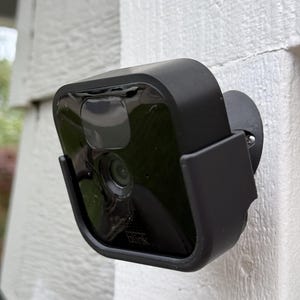 Blink V3 holder for quick battery swaps.