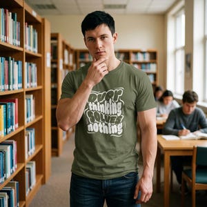 Camiseta con estampado divertido "Pensar demasiado no resuelve nada", regalo para amigos, concienciación sobre la salud mental, ropa informal, camiseta con mensaje para el día a día.