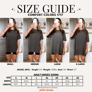 May include: Size guide for Comfort Colors 1717 t-shirts. The image shows four models wearing different sizes of a gray t-shirt. The size chart provides measurements in inches (converted to cm) for adult unisex sizing, including width and length for sizes S through 4X.