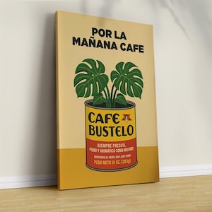 Può includere: Una stampa su tela con sfondo giallo e la scritta "POR LA MAÑANA CAFE". Una pianta verde è in una lattina di caffè con la scritta "CAFE BUSTELO". Il testo in spagnolo: "SIEMPRE FRESCO, PURO Y AROMÁTICO COMO NIGUNO" e "PESO NETO 283g".