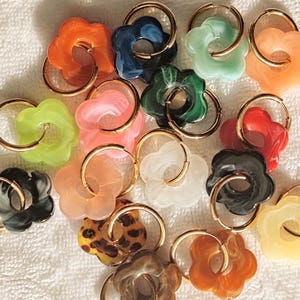 Boucles d'oreilles fleurs BLOOM  – Créoles fleuries personnalisables et interchangeables Cadeau femme tendance mode pampille anniversaire