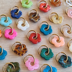 Huggies roestvrijstalen oorringen met verwisselbare gouden bloemhangertjes - Gepersonaliseerde oorbellen, een perfect cadeau voor haar, Moederdag.