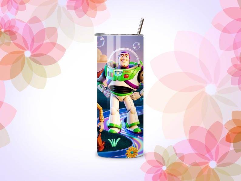 Może przedstawiać: Kubek ze stali nierdzewnej z kolorową grafiką Buzza Astrala z Toy Story. Projekt zawiera żywy obraz postaci w jego skafandrze kosmicznym, na tle kolorowej ścieżki i błękitnego nieba. Kubek ma srebrną pokrywkę i słomkę.