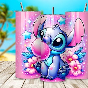 Puede incluir: Vaso aislado rosa con un personaje de dibujos animados soplando una burbuja. El dise&ntilde;o incluye flores azules y rosas, estrellas y un fondo de playa tropical. El vaso tiene una pajita plateada.
