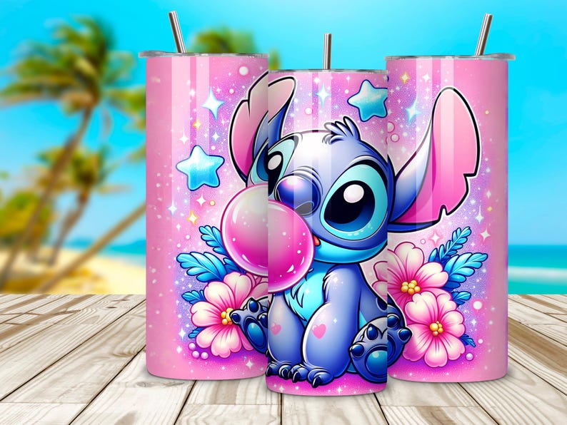 Puede incluir: Vaso aislado rosa con un personaje de dibujos animados soplando una burbuja. El dise&ntilde;o incluye flores azules y rosas, estrellas y un fondo de playa tropical. El vaso tiene una pajita plateada.