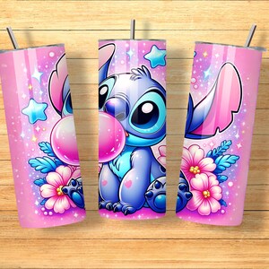 Puede incluir: Vaso rosa con un personaje de dibujos animados soplando una burbuja. El dise&ntilde;o incluye estrellas rosas y azules, flores y un personaje azul con ojos grandes. El vaso tiene una pajita y tapa plateadas.