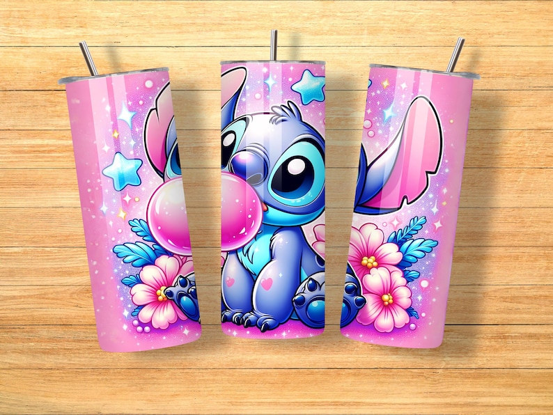 Puede incluir: Vaso rosa con un personaje de dibujos animados soplando una burbuja. El dise&ntilde;o incluye estrellas rosas y azules, flores y un personaje azul con ojos grandes. El vaso tiene una pajita y tapa plateadas.